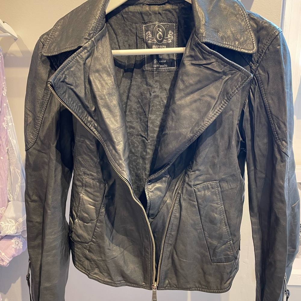 DIESEL light leather jacket. Asymmetrical zipper with collar. Fabric lined. Sz S